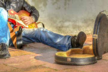 Gitara, uli;čni svirač/Shutterstock