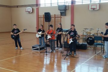 Gitarom kroz škole/ Photo: Facebook/Rok Planeta