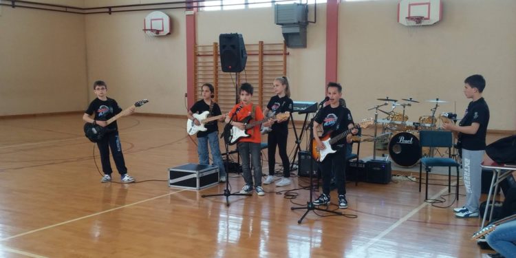 Gitarom kroz škole/ Photo: Facebook/Rok Planeta