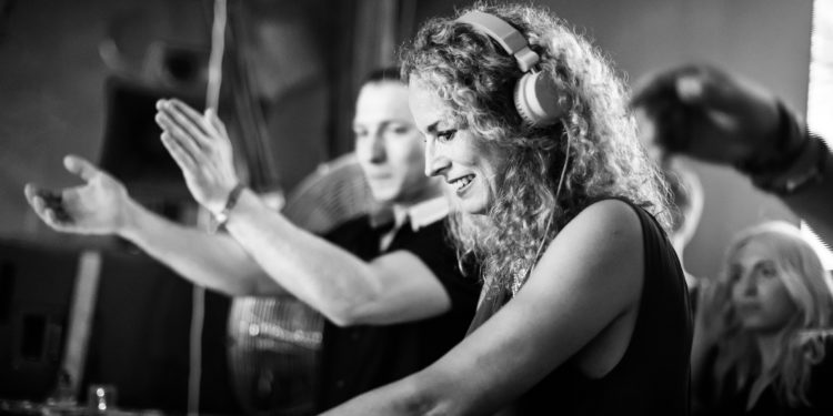 Monika Kruz/Photo: Ryan Dinham , promo