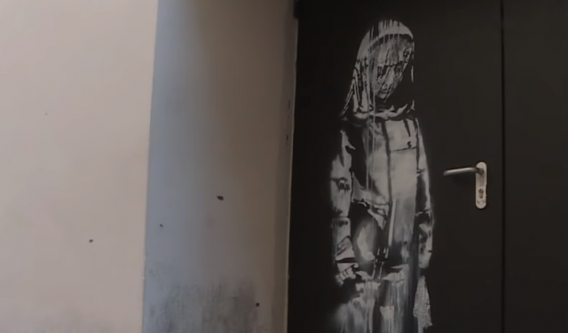 Benksijev mural na vratima Bataklana/Photo: YouTube printscreen