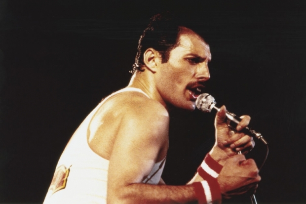 “Zaključani” imaju sulude ideje… ali ovaj cover nastupa Queena na Live Aidu ulepšaće vam dan