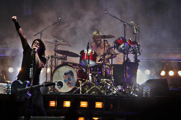 Foo Fighters obradovali fanove u Parizu… Pogledajte premijerno izvođenje “Dirty Water”