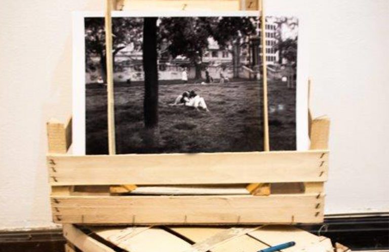 LJUBAV, POLJUPCI, VINO… u crno/beloj tehnici: U galeriji “Progres” ovorena izložba fotografija Branislava Radišića
