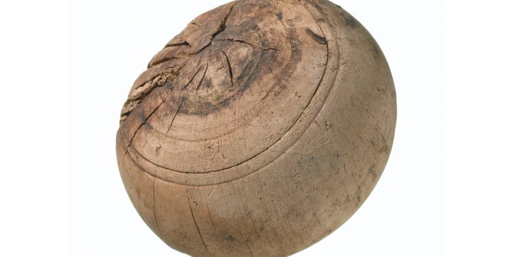 Drvena lopta za kuglanje iz vremena Tjudora/ Photo: museumoflondon.org