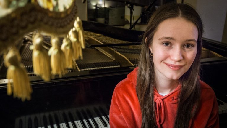 Ova mlada pevačica iz Norveške oduševila je muzičke urednike BBC radija. Evo i zašto…