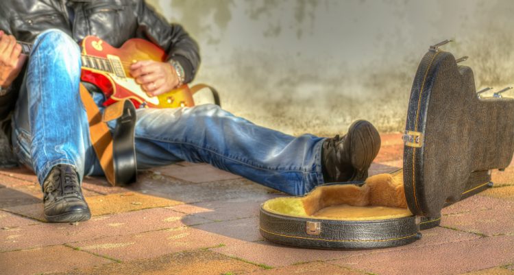 Gitara, uli;čni svirač/Shutterstock