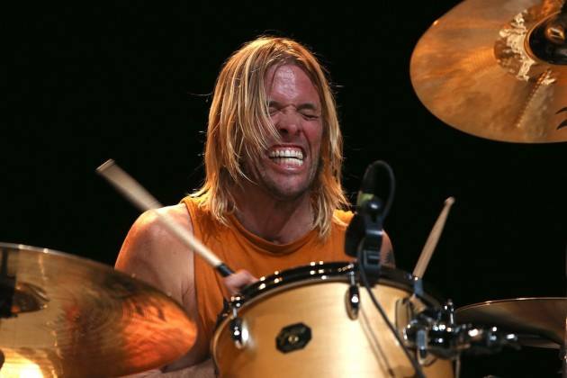 Za knedlu u grlu… Sin Tejlora Hokinsa na bubnjevima svira pesmu “My Hero” benda Foo Fighters
