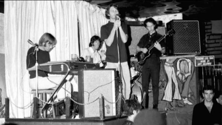 Dan kada su The Doors počeli da menjaju svet: Tačno 51 godina od njihove prve svirke u London Fogu