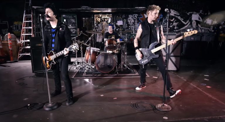 Green Day se vratio korenima: Pogledajte novi, “vremeplovni” spot za “Revolution Radio”