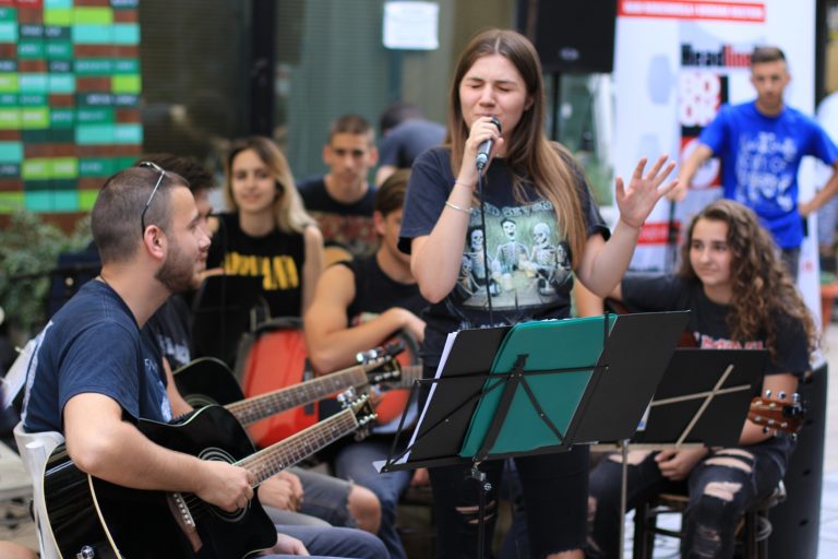 Naš mali doprinos Svetskom danu muzike… evo kako to rade klinci iz beogradskog predgrađa