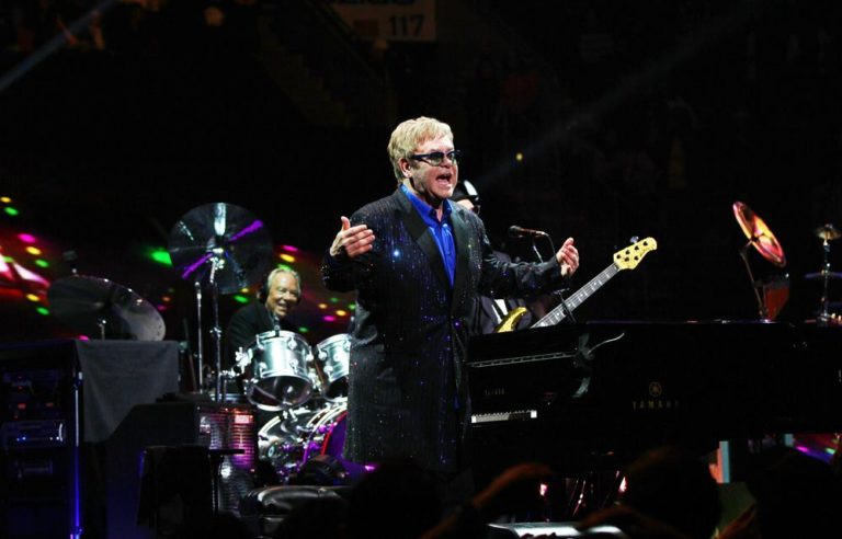 VITEZ JE MALO NERVOZAN… Eltona Džona naljutila publika, pa psovao i napustio binu