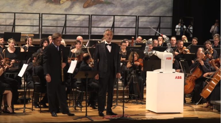 JuMi je Zubin Metha za 22. vek… Robot dirigovao na koncertu Andree Bočelija u Teatru Verdi
