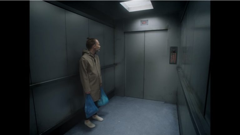 Ono kad je Tom Jork zaglavljen u liftu u novom klaustofobičnom spotu Radioheada… Za “Lift”, naravno