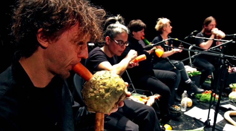 ŠARGAREPO, SVIRAJ NEŠTO LEPO… Ovaj orkestar briljira na instrumentima napravljenim – od povrća