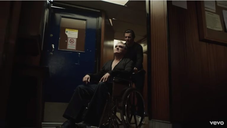 Morisi u invalidskim kolicima… ali samo u spotu za “Spent the Day in Bed”