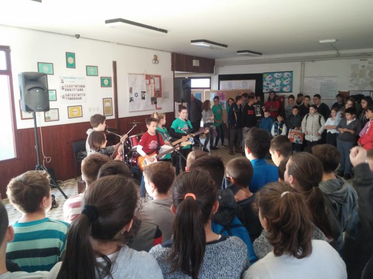 DECA SA ROK PLANETE PUTUJU SRBIJOM… Projekat “Gitarom kroz škole” u OŠ Petar Nikolić iz Samaila