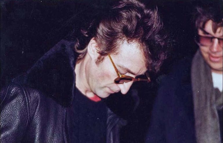 Na prodaju album koji je Džon Lenon potpisao svom ubici… Početna cena – 400.000 dolara