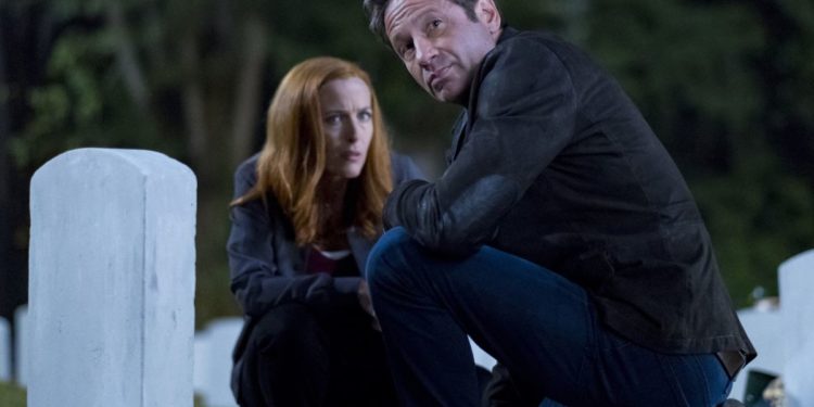THE X-FILES: L-R: Gillian Anderson and David Duchovny in the "This" episode of THE X-FILES airing Wednesday, Jan. 10 (8:00-9:00 PM ET/PT) on FOX. ©2017 Fox Broadcasting Co. Cr: Robert Falconer/FOX