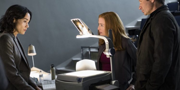 THE X-FILES: L-R: Guest star Sandrine Holt, Gillian Anderson and David Duchovny in the "This" episode of THE X-FILES airing Wednesday, Jan. 10 (8:00-9:00 PM ET/PT) on FOX. ©2017 Fox Broadcasting Co. Cr: Robert Falconer/FOX