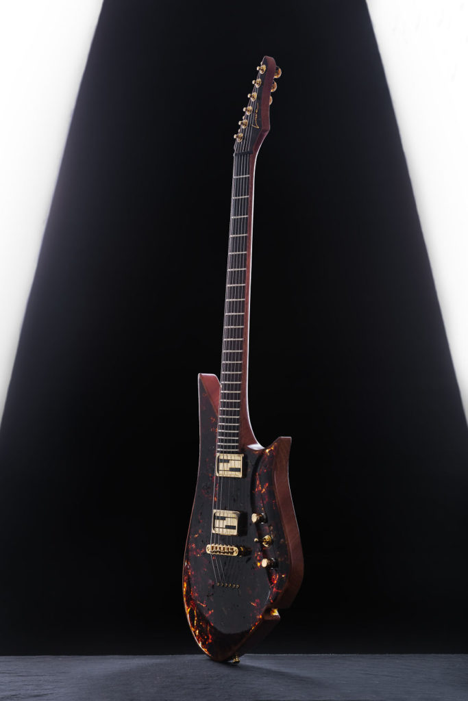 Black Amber Drop #1 - prva na svetu gitara izrađena od 50 miliona godina starog crnog jantara (2 kg) 