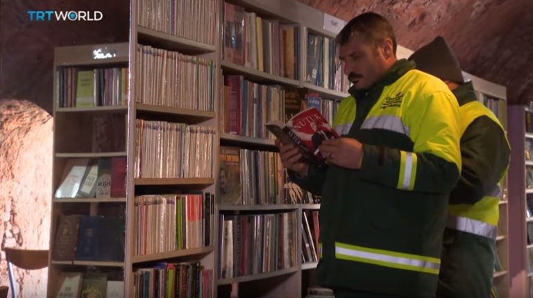 Možda bismo i mi mogli ovako… Radnici gradske čistoće Čankaja otvorili biblioteku od knjiga iz otpada