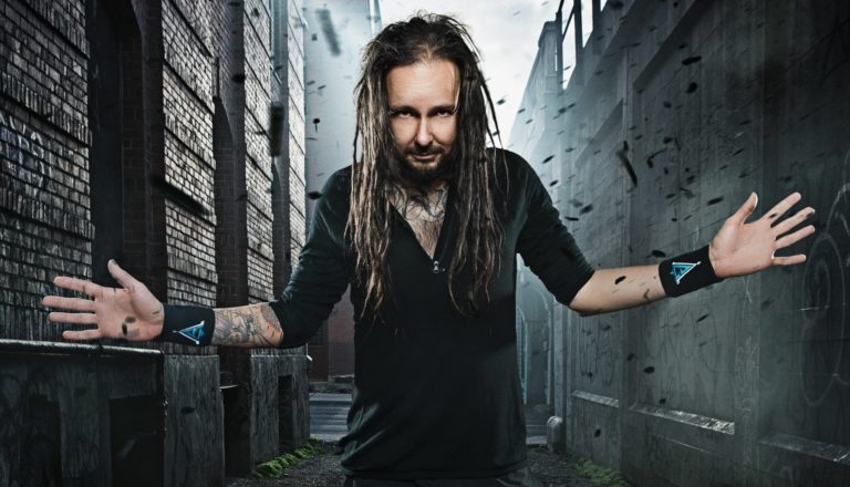 Frontmen Korna ima solo album i jasnu i glasnu poruku: “Svi su zalepljeni za svoje je**ne mobilne telefone”