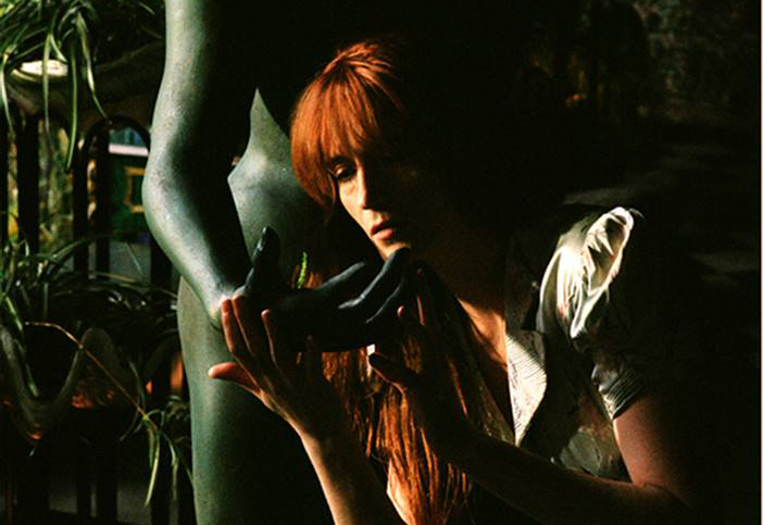 Florence + The Machine iznenadili fanove objavljivanjem dve nove pesme… Poslušajte “Moderation” i “Haunted House”