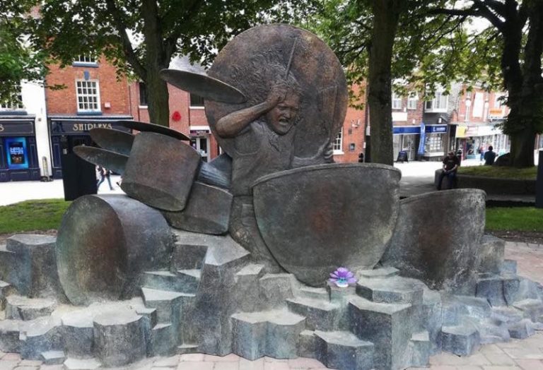 I BUBNJARI POSTAJU LEGENDE… Džon Bonam dobio skulpturu u rodnom gradu