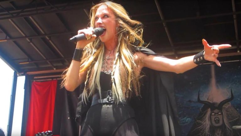 Pevačica metal benda Huntress izvršila samoubistvo