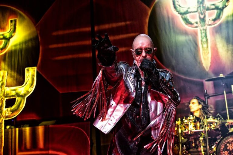 NE PROVOCIRAJTE BOGA METALA… Frontmen Judas Priesta šutnuo telefon iz ruku fana u prvom redu