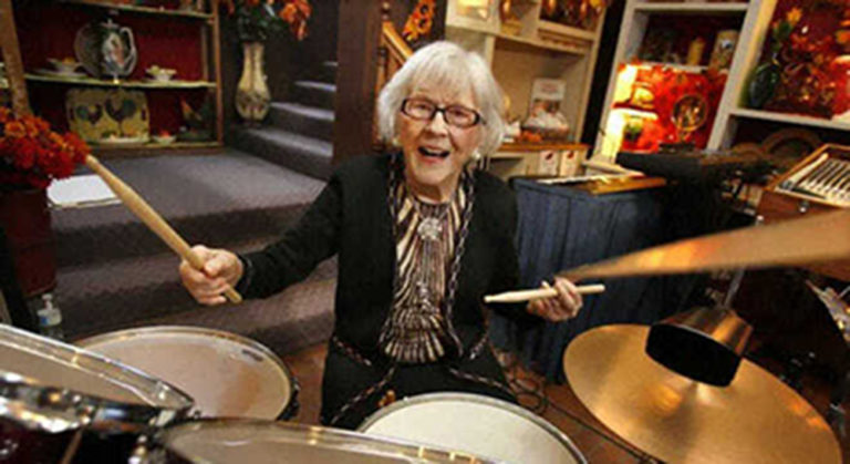 KRA-LJI-CA… Baka Vajola ima 106 godina i kida bubnjeve kao devojčica
