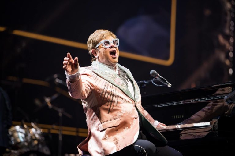 ŽIVOT ZA KOJI JE MALO JEDNA KNJIGA… Elton Džon kraja godine objavljuje prvu i jedinu službenu autobiografiju