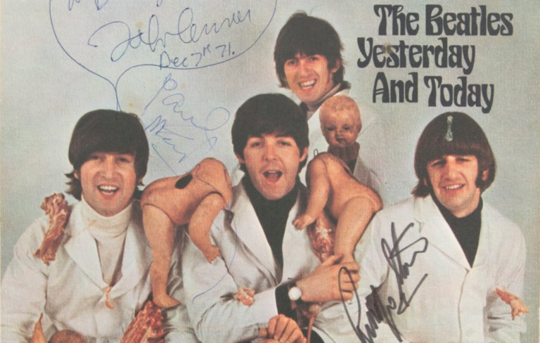 Lenonova kopija “mesarskog” albuma The Beatlesa prodata za 179.200 funti