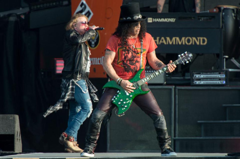 “Die hard” fan Guns N’ Roses sinu dao ime Eksl, a bend ga sada tuži i traži mu brdo para