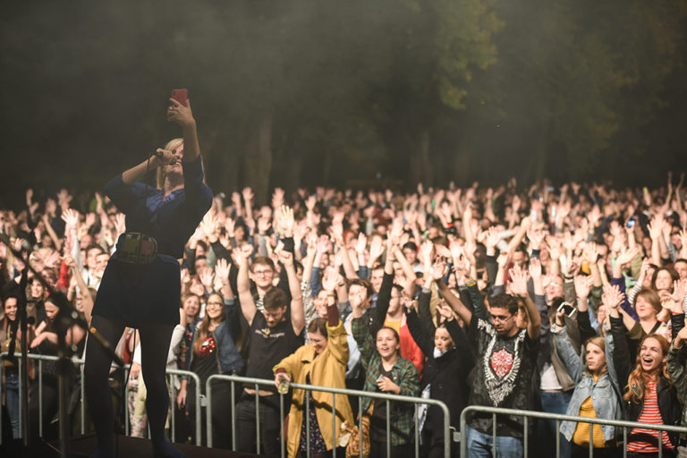 Završen treći dan festivala PozitivNI… Nišlije u parku Čair uživale u koncertima bendova Ničim izazvan, Lollobrigida, Ki…