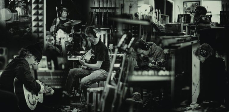 Mora da postoji više ljubavi nego mržnje… Wilco najavio novi album “Ode To Joy”