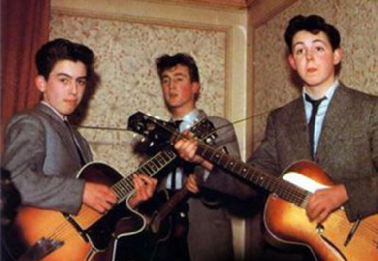 U julu 1957. dva tinejdžera upoznala su se na crkvenoj zabavi… Ovako je zvučao bend The Quarry Men, preteča legendarnih liverpulskih “buba”