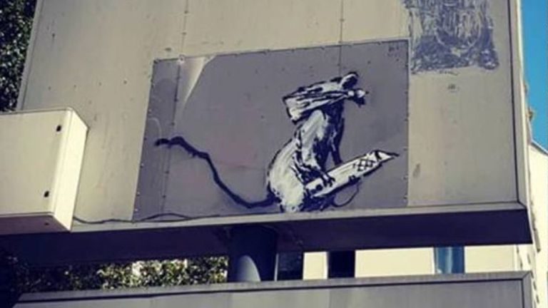 Ukraden Benksijev pacov s nožem, naslikan ispred Pompidua u Parizu