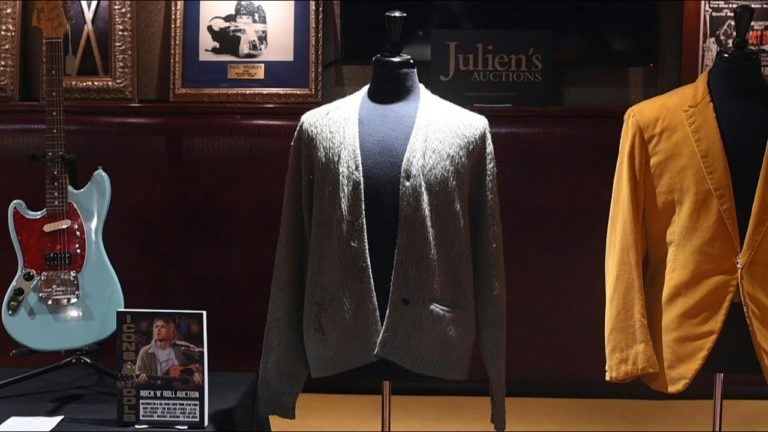 Sećate se da je čuveni džemper Kurta Kobejna ponuđen na aukciji… e pa prodat je – za 334.000 dolara