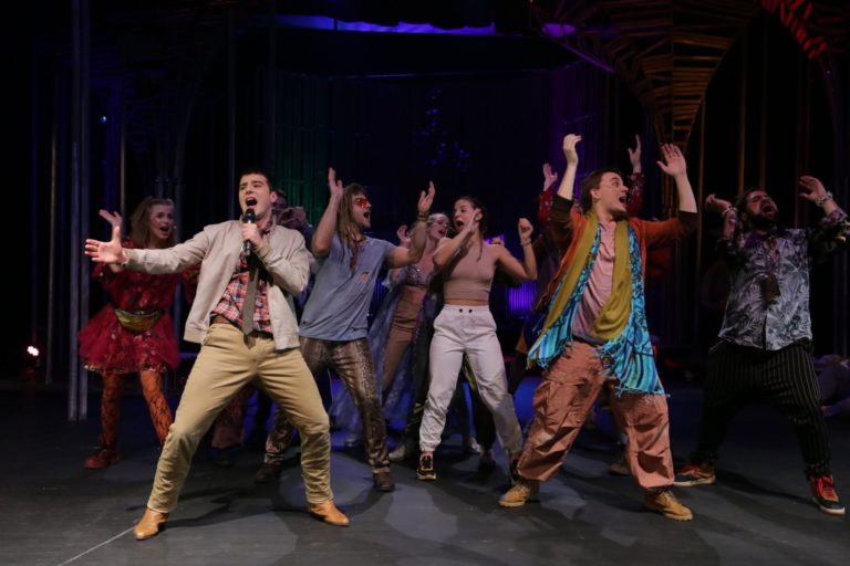 Daj nam sunca… iliti poziv na rušenje nesloboda: Mjuzikl “Kosa” ponovo u Pozorištu mladih u Novom Sadu