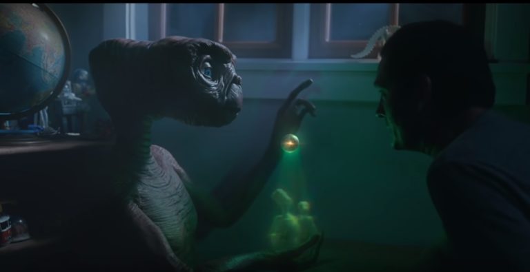 E.T. se vratio svom drugaru Eliotu… u prazničnoj reklami za kablovsku televiziju