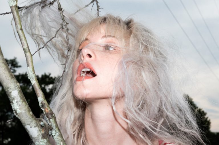 Spotom za “Simmer” pevačica benda Paramore najavila solo album