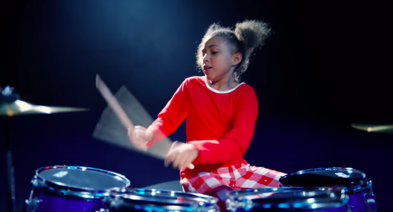 Mala bubnjarka je čudo… Ima samo 9 godina, a već je prašila sa Lenijem Kravicom, nek se spremi Dejv Grol…