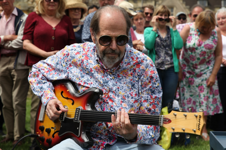 “Čudna” fretless gitara Beatlesa ponuđena na aukciji za 400.000 funtii! Ali prava priča je kako je trenutni vlasnik došao do nje…