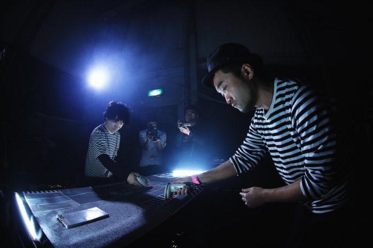Šta reći – Japanci… Ovaj bend stvara muziku uz pomoć bar-kod čitača, televizora, ventilatora, klime…