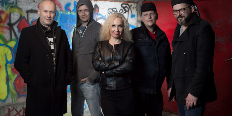 Heidi šeće psa /Photo: press promo