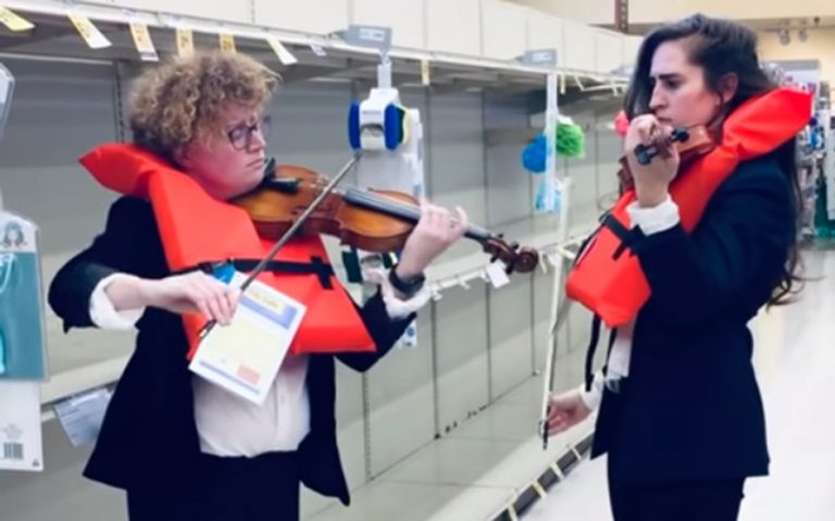 Koncert u praznom supermarketu… Violinistkinje temu iz “Titanika” posvetile – toalet papiru