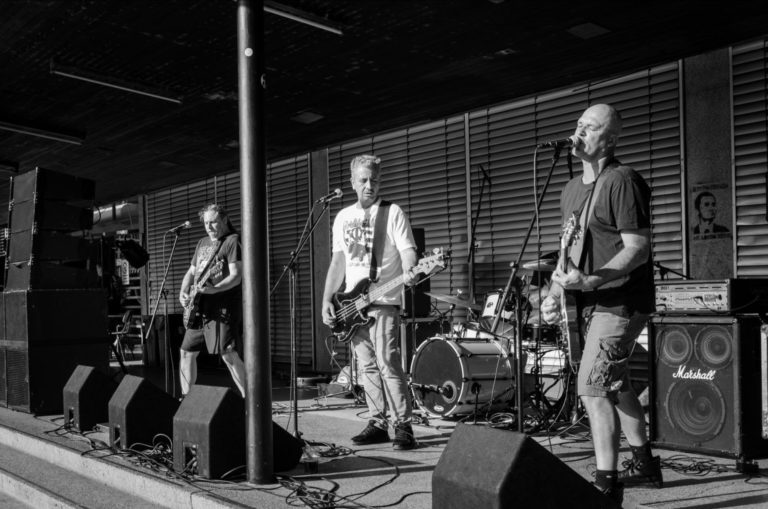 Zagrebački pankeri Rabat provociraju novim singlom, jer u njemu tvrde… “Rock je mrtav”