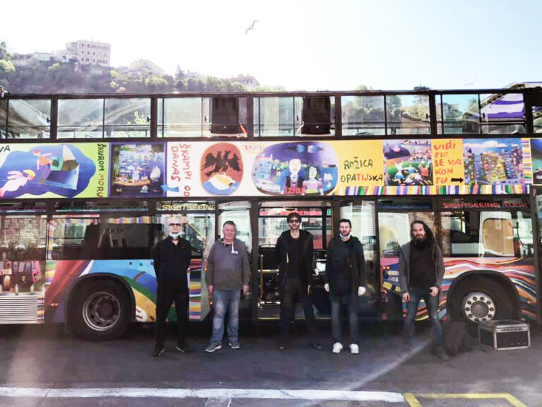 Prkos koroni… Urban i njegova ekipa svirali na tajnim mestima po riječkim kvartovima iz turističkog autobusa